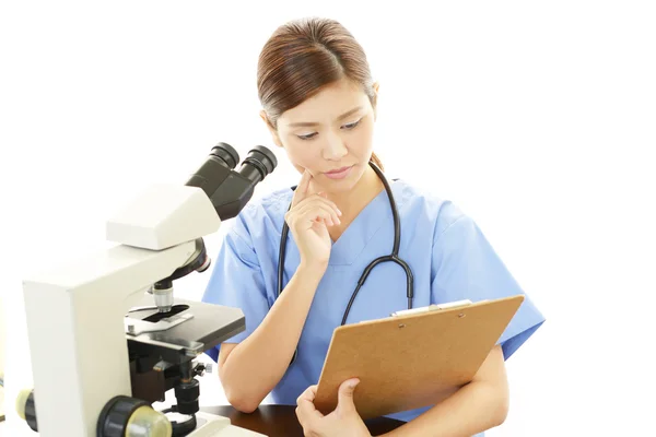 Médico con examen microscópico — Foto de Stock