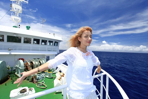 Femme sur le bateau — Photo