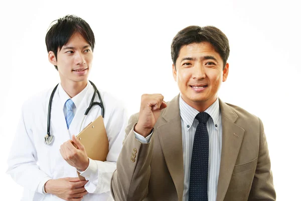 アジアの医療医師と患者の笑みを浮かべてください。 — ストック写真