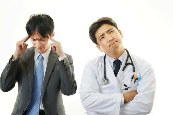 Doctor examining a patient — Stock Photo, Image