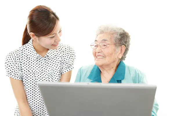 Leraar helpen student op de computer — Stockfoto