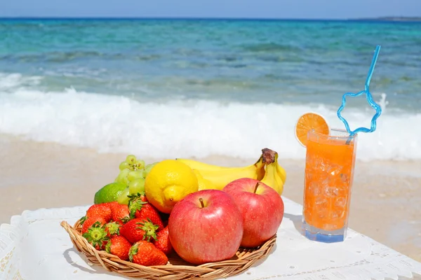Frutas frescas y bebida en la playa — Foto de Stock