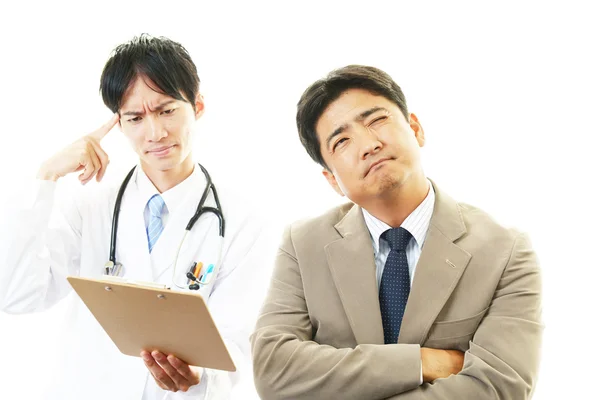 Médico examinando um paciente — Fotografia de Stock