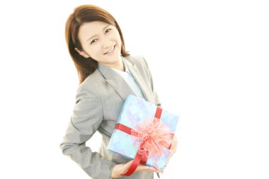 bir hediye ile gülümseyen kadın