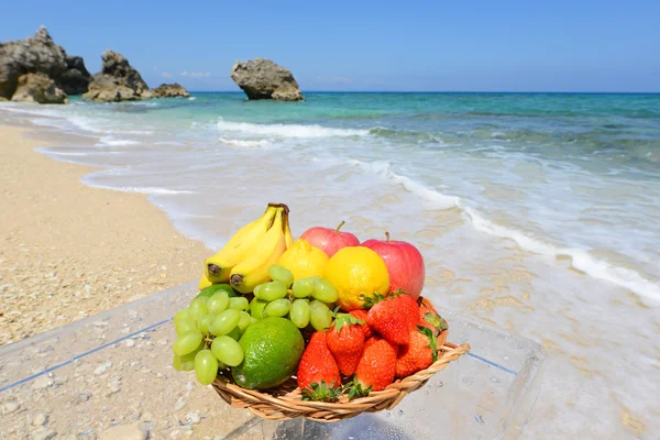 Świeże owoce i plaży — Zdjęcie stockowe