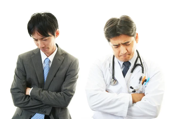 Médico examinando um paciente — Fotografia de Stock