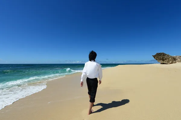 Hombre en la hermosa playa —  Fotos de Stock