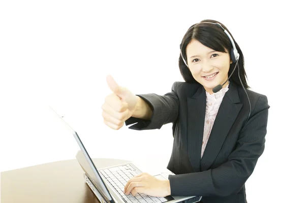 Operador de call center sorridente — Fotografia de Stock