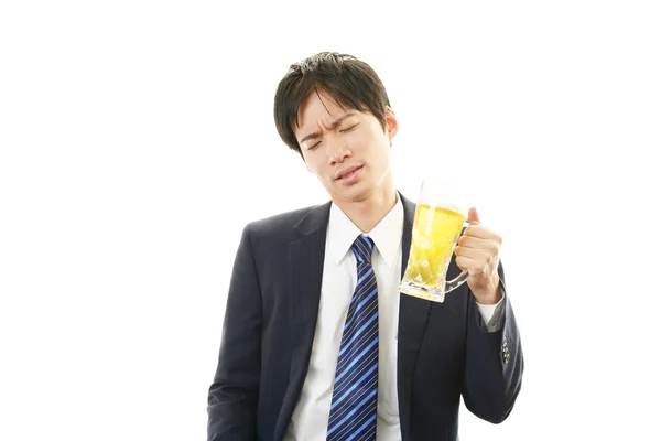 Retrato de homem bonito bebendo cerveja — Fotografia de Stock