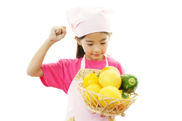 Chica sosteniendo frutas —  Fotos de Stock