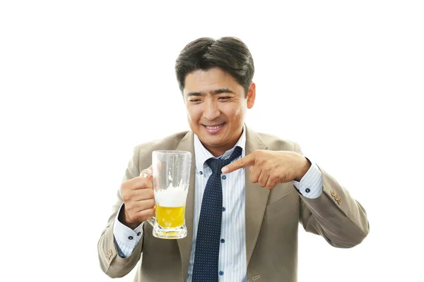 Homme avec verre à bière — Photo