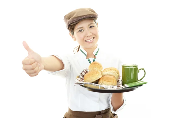 Uśmiechnięta młoda kelnerka — Zdjęcie stockowe