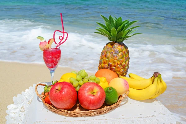 Świeże owoce na plaży — Zdjęcie stockowe