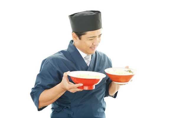 Cuoco asiatico con tagliatelle — Foto Stock