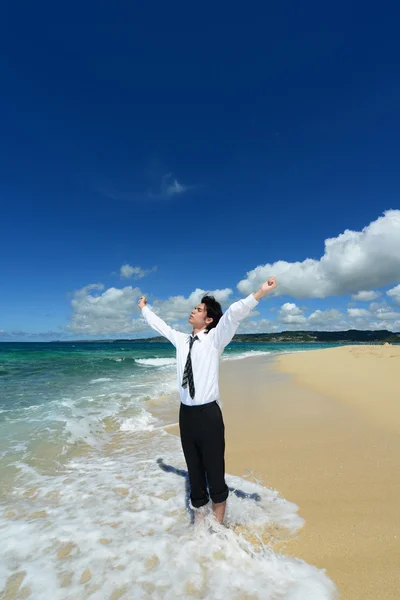 Man op het strand — Stockfoto