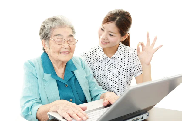 Glimlachende oude vrouw — Stockfoto