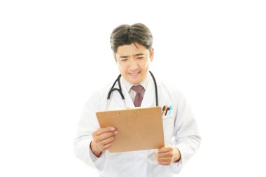 gülümseyen Asya tıp doktoru