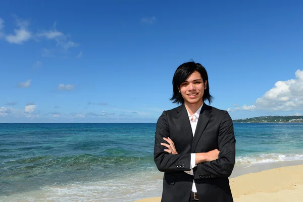 Empresario en la hermosa playa —  Fotos de Stock