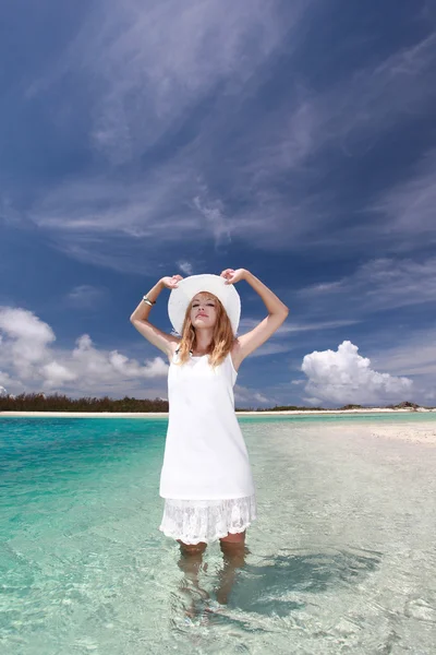 Vacker kvinna på stranden — Stockfoto