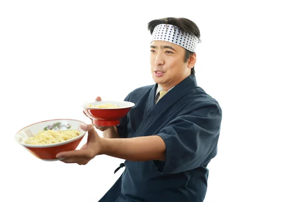 Chef asiático con fideos — Foto de Stock