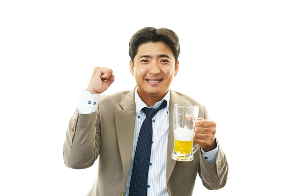 Porträt eines schönen Mannes, der Bier trinkt — Stockfoto