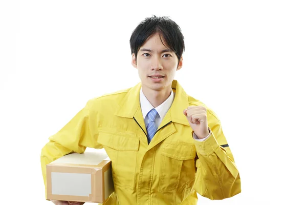 Mensajero asiático entregando un paquete — Foto de Stock