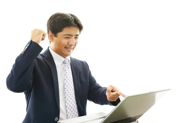 Pracownik biurowy, który pozuje szczęśliwie — Zdjęcie stockowe