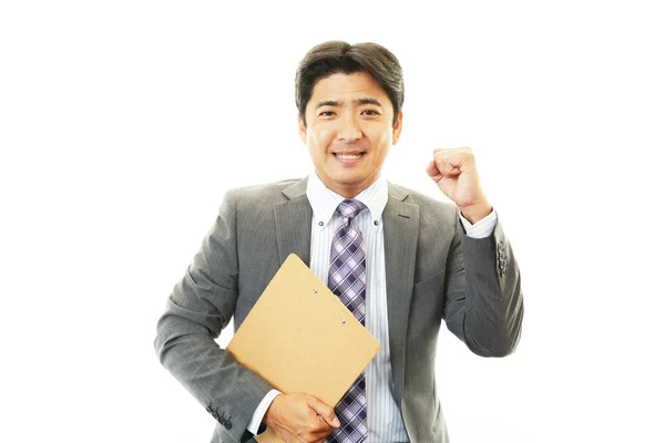 De mannelijke kantoormedewerker die gelukkig poseert — Stockfoto