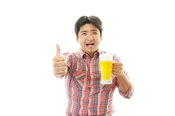 Usměvavý Asiat s pivní sklo — Stock fotografie