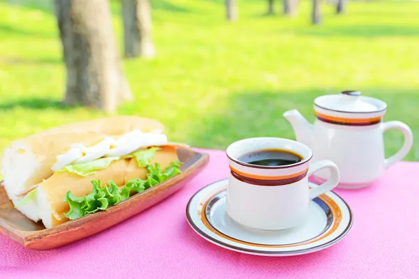 Ontbijt in de tuin — Stockfoto