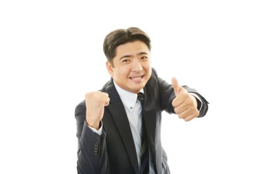 Mutlu poz veren erkek ofis çalışanı.