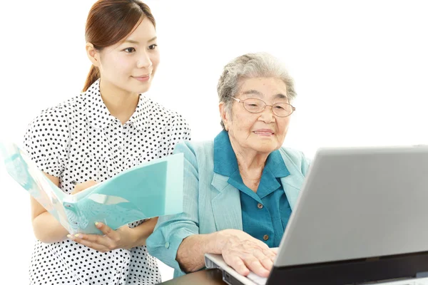 Teacher helping student on the computer 　 — Stock Photo, Image