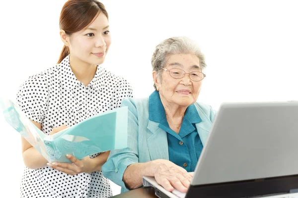 Lehrer hilft Schülern am Computer 　 — Stockfoto