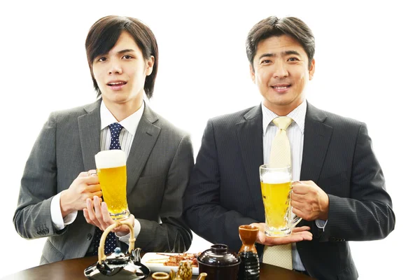 Hommes buvant de la bière — Photo