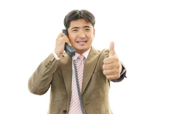 Der männliche Büroangestellte, der glücklich posiert — Stockfoto