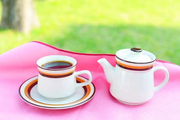 Kaffepaus i trädgården — Stockfoto