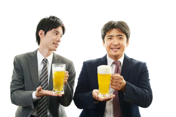 Mannen die bier drinken — Stockfoto