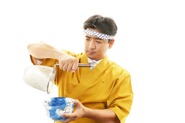 Asiatischer Koch mit Nudeln — Stockfoto