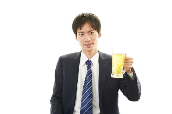 Portret przystojny mężczyzna pije piwo — Zdjęcie stockowe