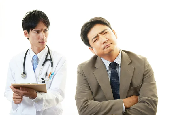 Doctor examining a patient — Stock Photo, Image