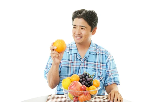 Hombre y frutas frescas —  Fotos de Stock