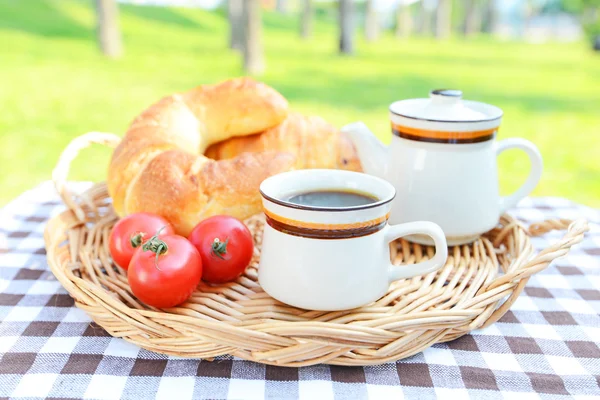 Pequeno-almoço no jardim — Fotografia de Stock