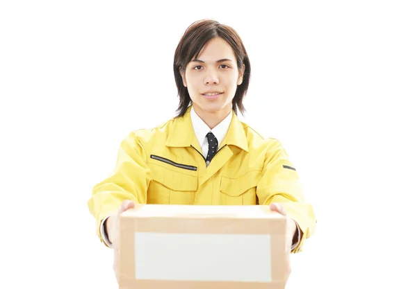 Aziatische courier leveren een pakket — Stockfoto
