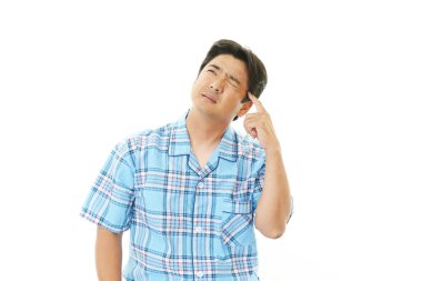 baş ağrısı olan Asyalı adam