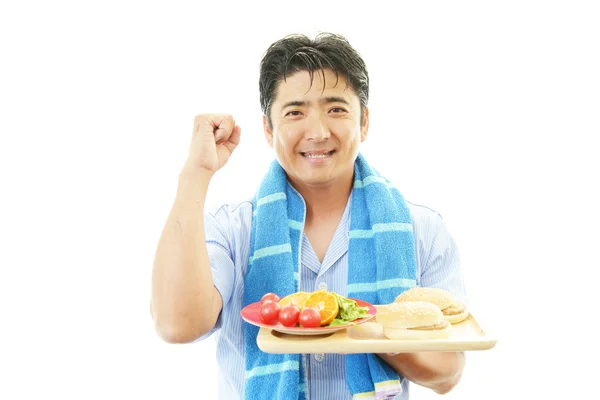 Sorridente uomo asiatico con la sua colazione — Foto Stock