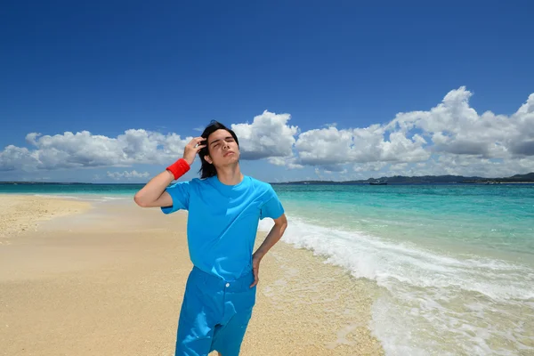 Man op het strand — Stockfoto