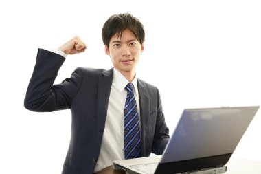 Mutlu poz veren erkek ofis çalışanı.