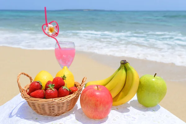 Frutas frescas y una bebida en la playa —  Fotos de Stock