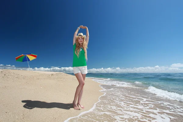 Belle femme sur la plage — Photo