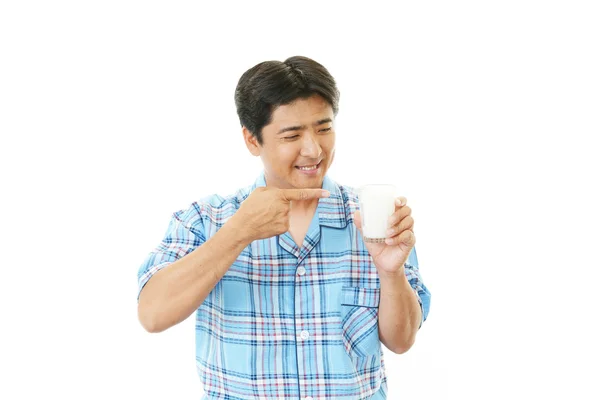Sonriente hombre asiático con una taza —  Fotos de Stock